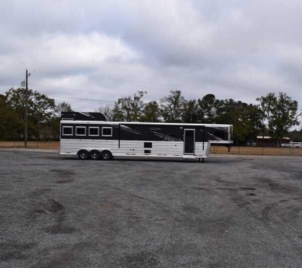 2021 Lakota Bighorn 8418GLQUG 4 Horse Trailer with 18′ Short Wall