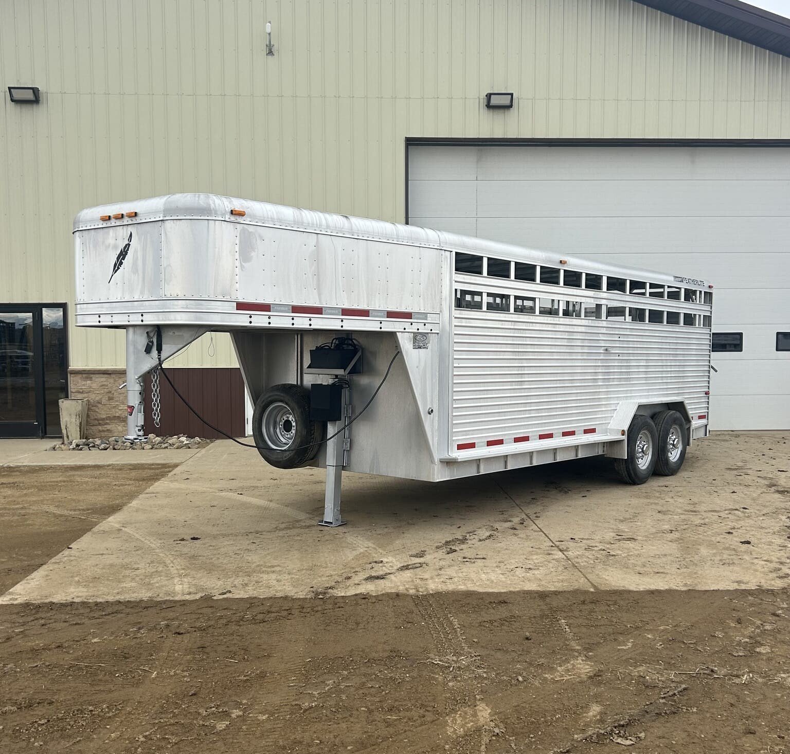 1_47390_4044710_256117239.jpg Used 2007 Featherlite 20′ Livestock Trailer – Two Compartments - Image 1