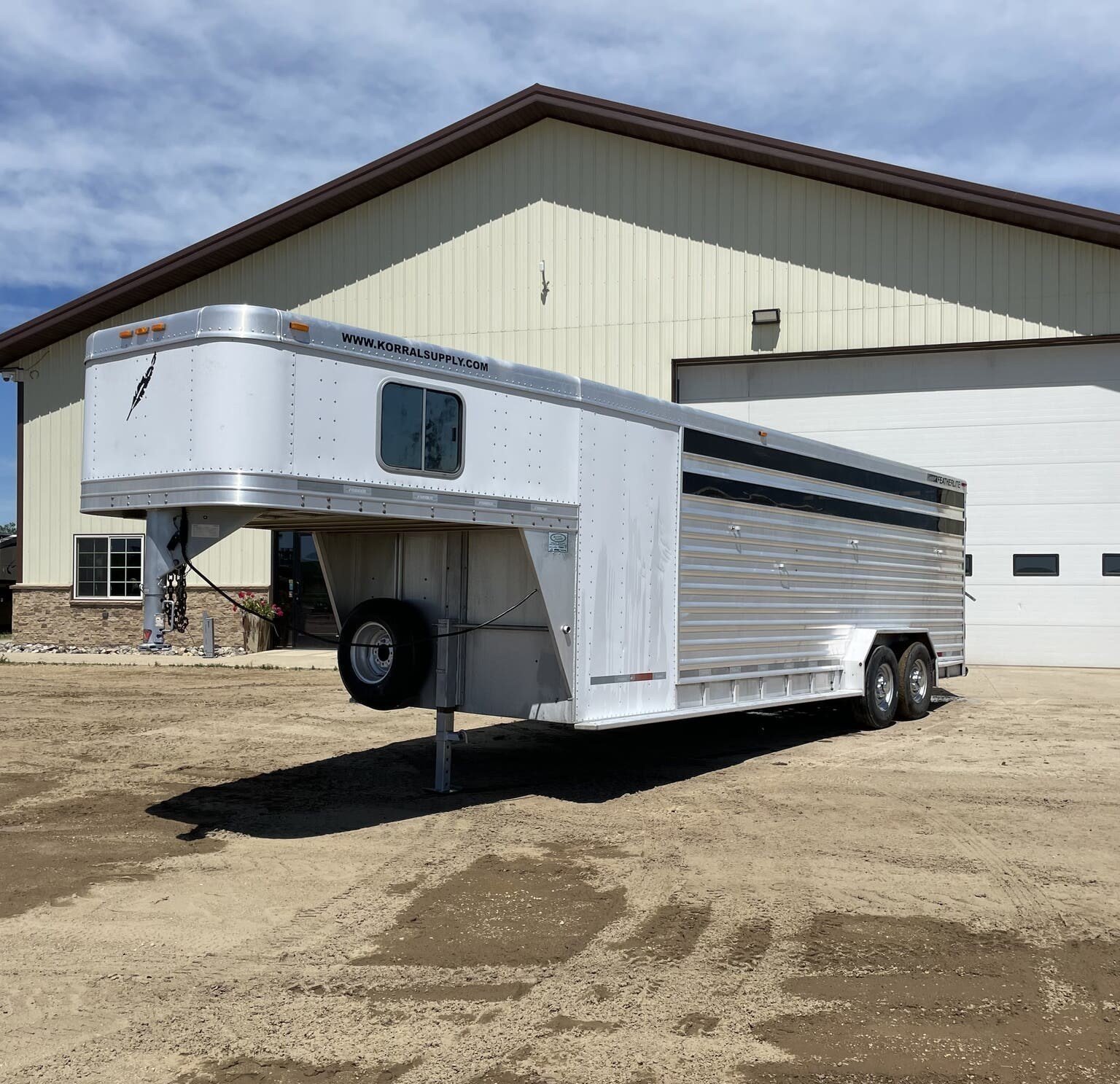 1_47390_4190152_263322307.jpeg Used 2010 Featherlite 24FT Stock Combo – 2 Compartments - Image 1