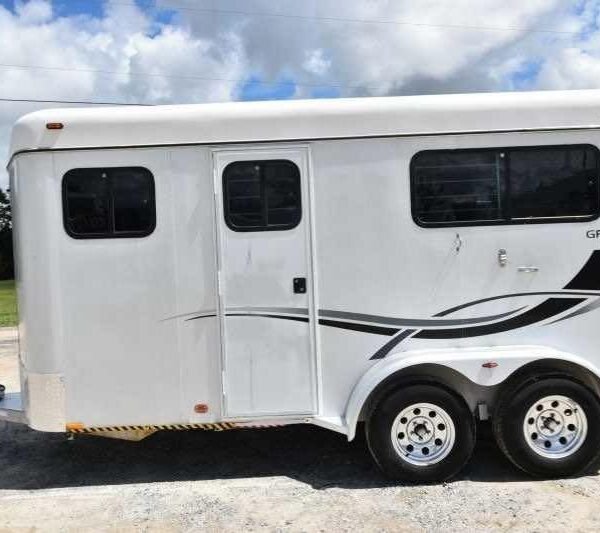 2002 Kiefer Built 2 Horse Bumper Pull