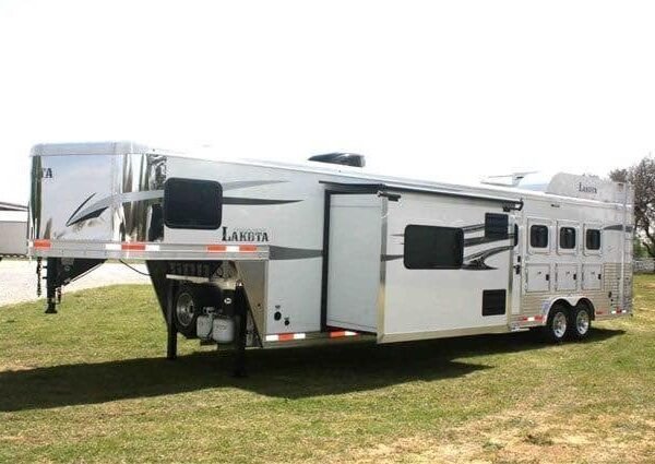 2019 Lakota Charger 4 Horse LQ with 15′ Short Wall