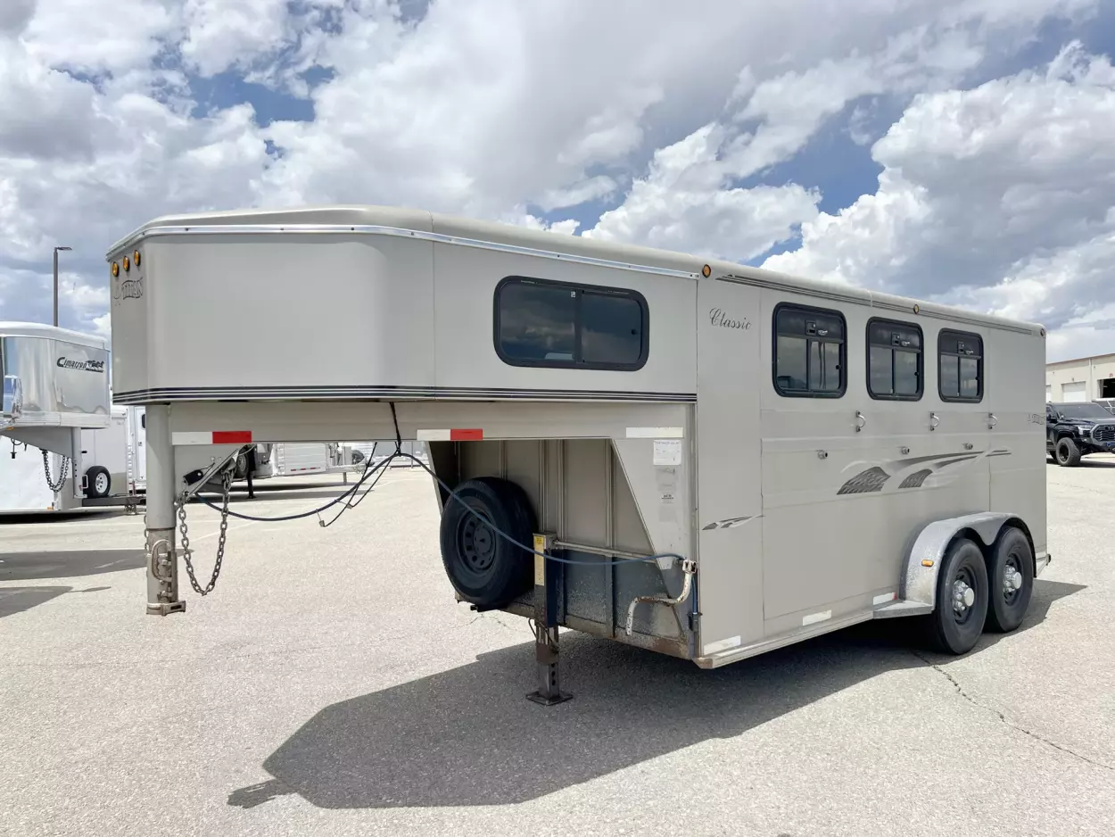 99f0606bde120b99.webp 2001 Titan 3 Horse Gooseneck - Image 1