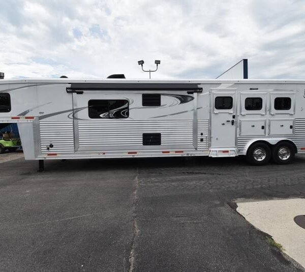2018 Lakota Bighorn 3 Horse Living Quarters