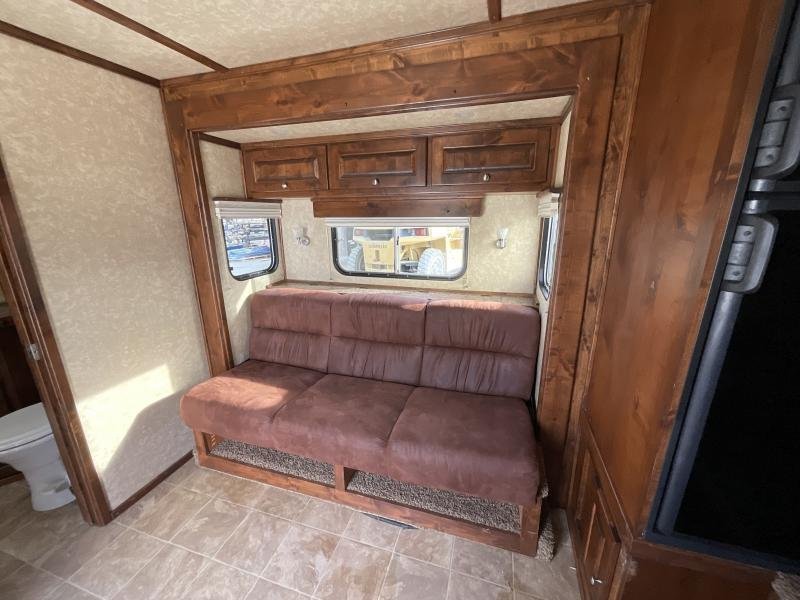 2014 Logan Coach RAZ4GNHDLQ 40′ 4 horse Razor GN Horse Trailer**WITH WALK IN CLOSET** - Image 10