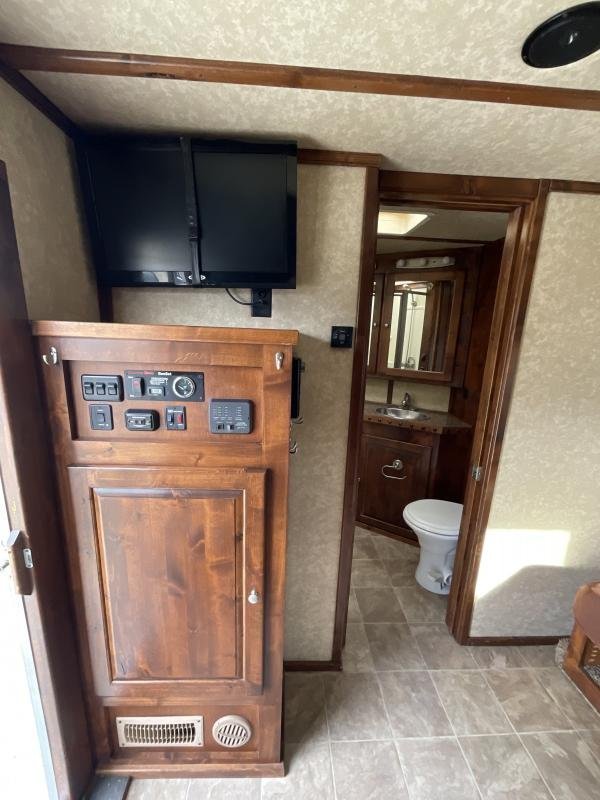 2014 Logan Coach RAZ4GNHDLQ 40′ 4 horse Razor GN Horse Trailer**WITH WALK IN CLOSET** - Image 18