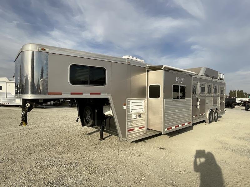 2014 Logan Coach RAZ4GNHDLQ 40′ 4 horse Razor GN Horse Trailer**WITH WALK IN CLOSET** - Image 3