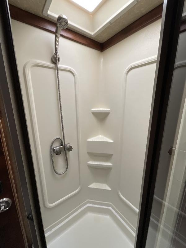 2014 Logan Coach RAZ4GNHDLQ 40′ 4 horse Razor GN Horse Trailer**WITH WALK IN CLOSET** - Image 23