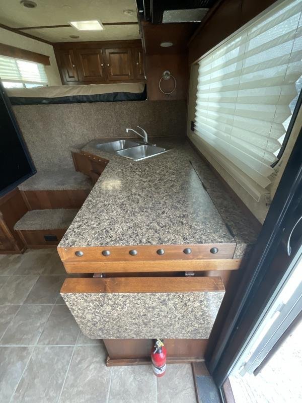 2014 Logan Coach RAZ4GNHDLQ 40′ 4 horse Razor GN Horse Trailer**WITH WALK IN CLOSET** - Image 11