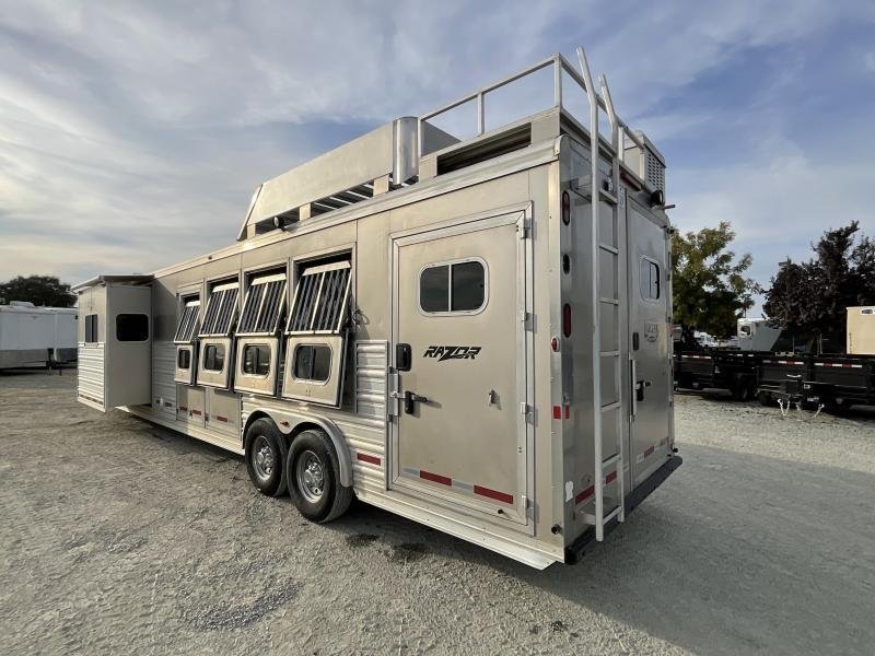 2014 Logan Coach RAZ4GNHDLQ 40′ 4 horse Razor GN Horse Trailer**WITH WALK IN CLOSET** - Image 5